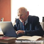 Se estima un aumento de la tasa de dependencia de las personas mayores en las próximas décadas, según un informe de la Comisión Europea