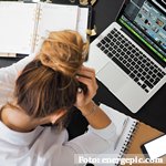 El riesgo de mala salud mental entre los trabajadores españoles en aumento un año después del inicio de la pandemia