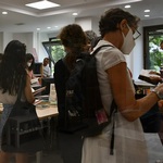 Más de 200 colegiados han podido recoger gratuitamente 650 libros de Psicología del fondo de la biblioteca del COP Madrid