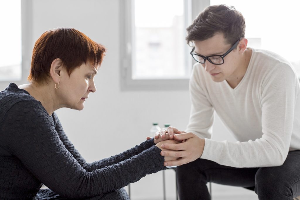 Pautas para facilitar la comunicación al final de la vida. Imagen de mujer consultando un psicólogo