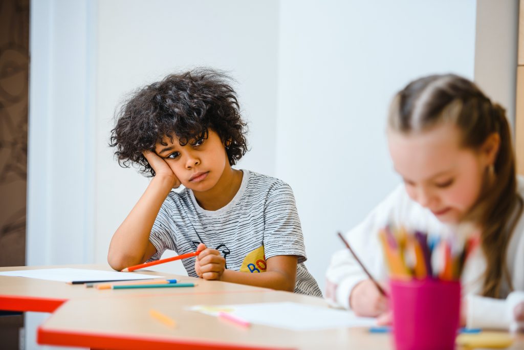 Niño serio en el aula