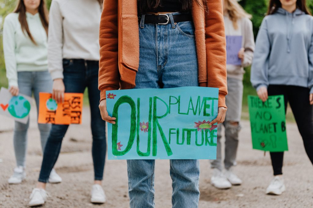 niños con pancartas por el cuidado del medio ambiente