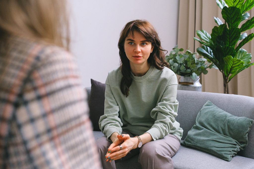 Mujer con terapeuta