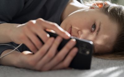 ¿Cómo afectan las adicciones a las redes sociales en la salud mental de los y las adolescentes?