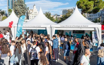 El stand del COP Madrid atiende a decenas de estudiantes y ciudadanos en el Día de las Profesiones