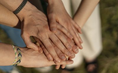 El papel clave del apoyo social en el aumento de la resiliencia y del afecto en los ucranianos no desplazados, tras un año de guerra