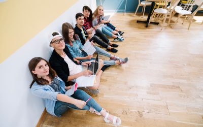 Programas escolares frente a las adicciones digitales: una revisión necesaria para proteger la salud mental adolescente