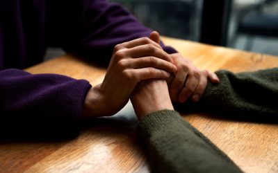 Un cambio de paradigma en la prevención del suicidio: Reino Unido abandona la predicción del riesgo en favor de un enfoque biopsicosocial y relacional