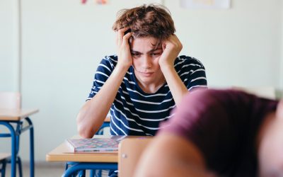 La presión por el rendimiento escolar se relaciona con mayor riesgo de depresión y autolesiones en adolescentes