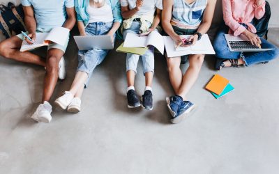 La gestión estratégica del tiempo ayuda a mejorar el rendimiento y reducir la ansiedad en universitarios/as