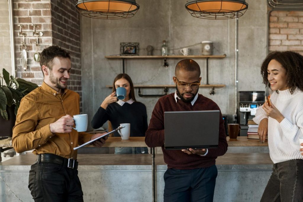 compañeros de trabajo, tomando un café