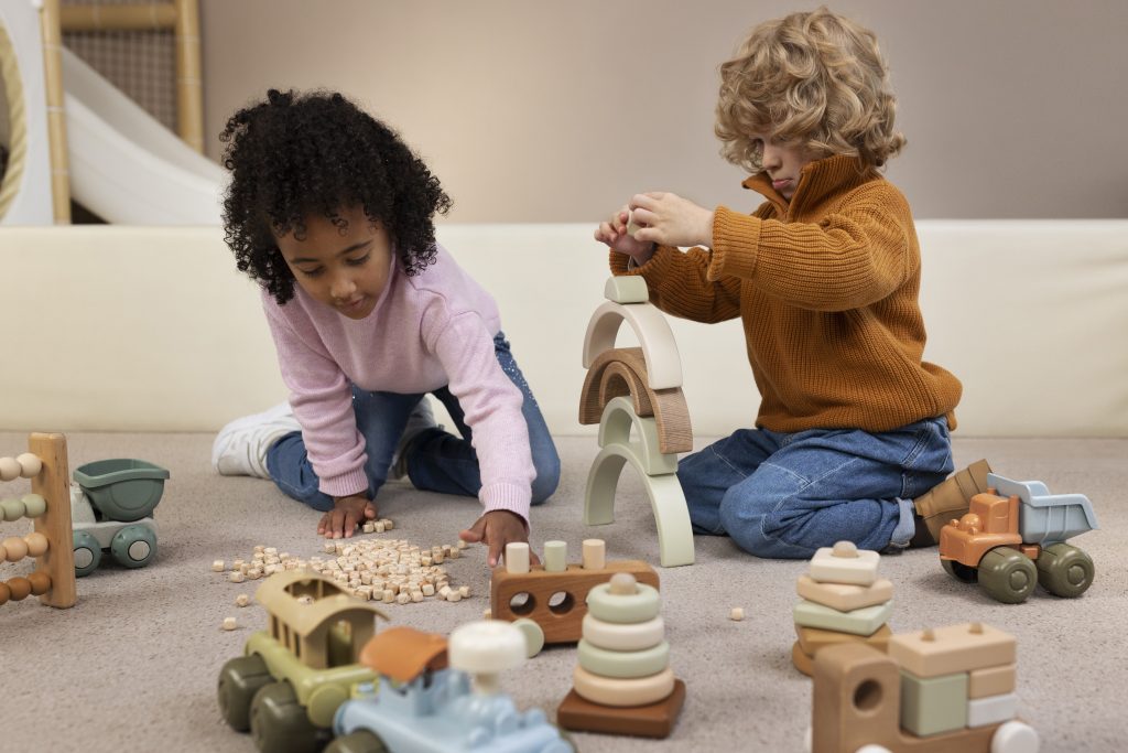 Niños jugando con juguetes ecológicos