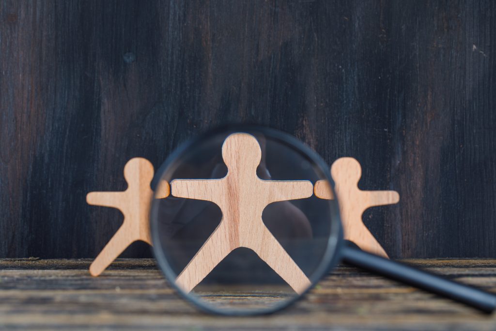 Lupa sobre figura de madera en primer plano