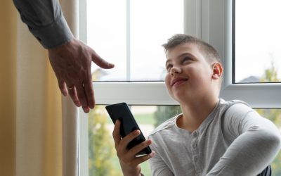 Francia, primer país de la UE en aprobar una ley para prohibir el acceso de los y las menores de 15 años a las redes sociales