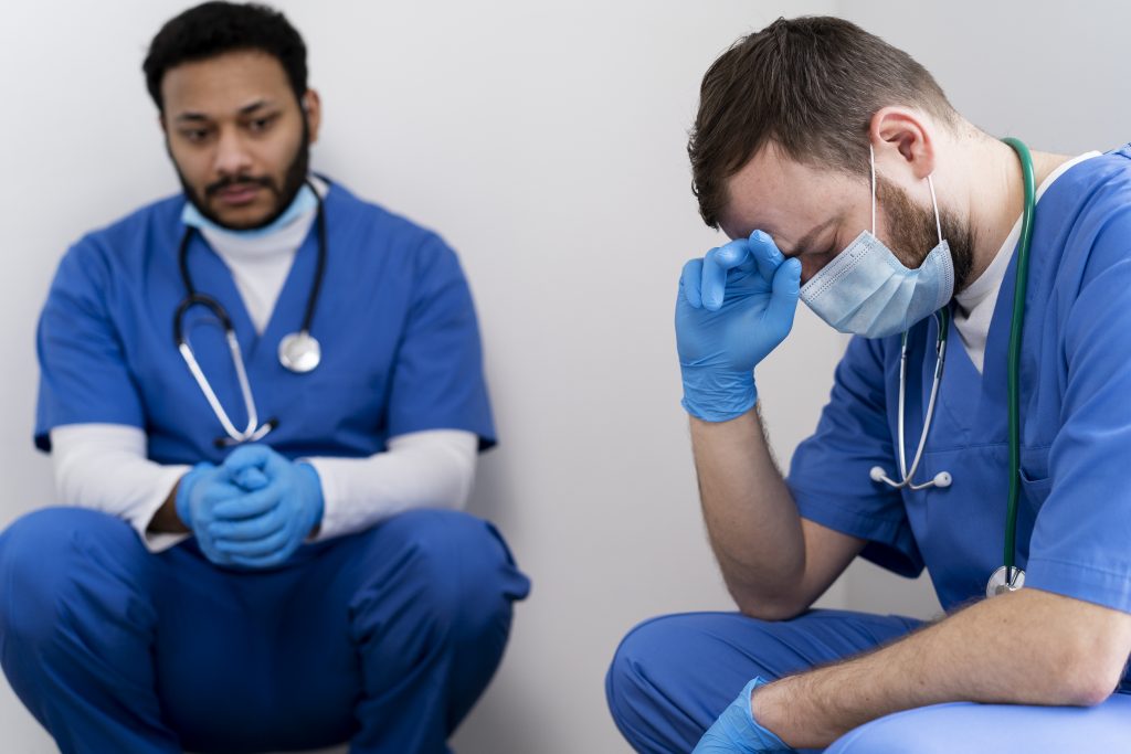 Plano medio de los trabajadores de la salud cansados