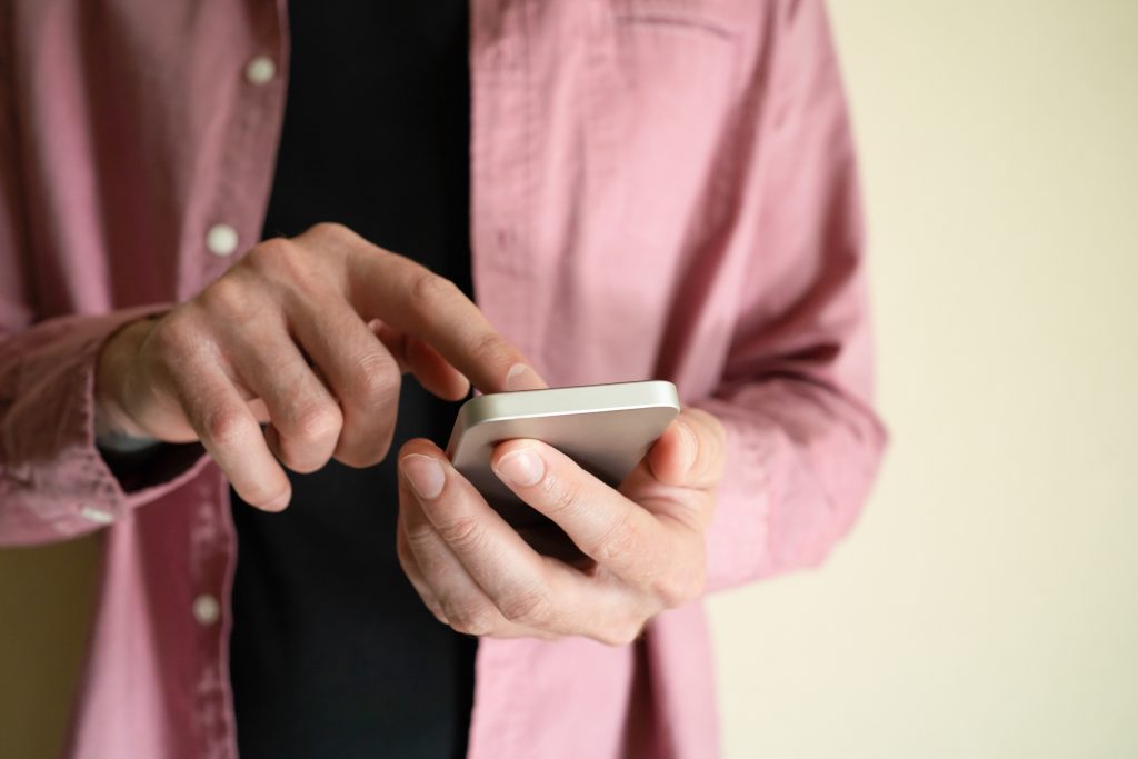 hombre utilizando su smartphone