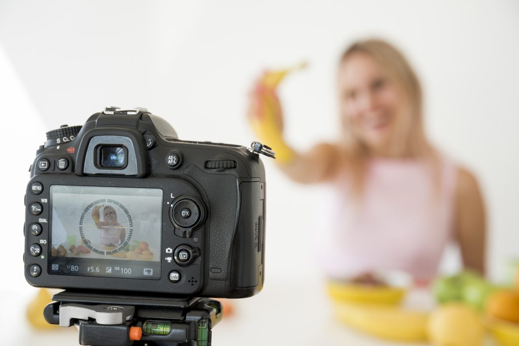mujer grabando vídeo de nutrición