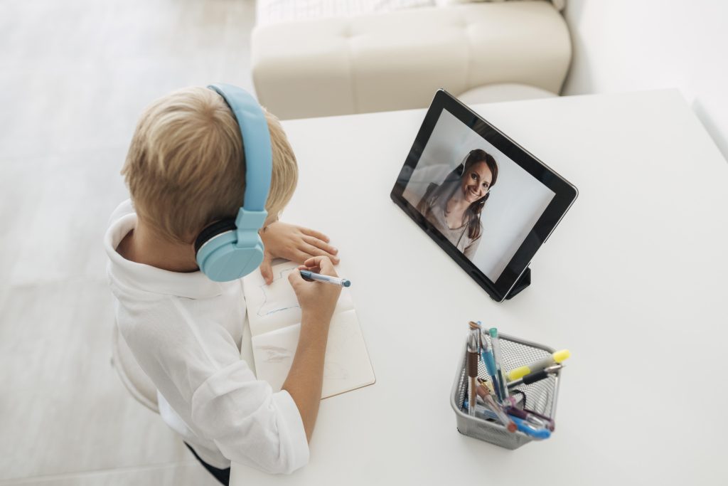 Niño prestando atención a videollamada