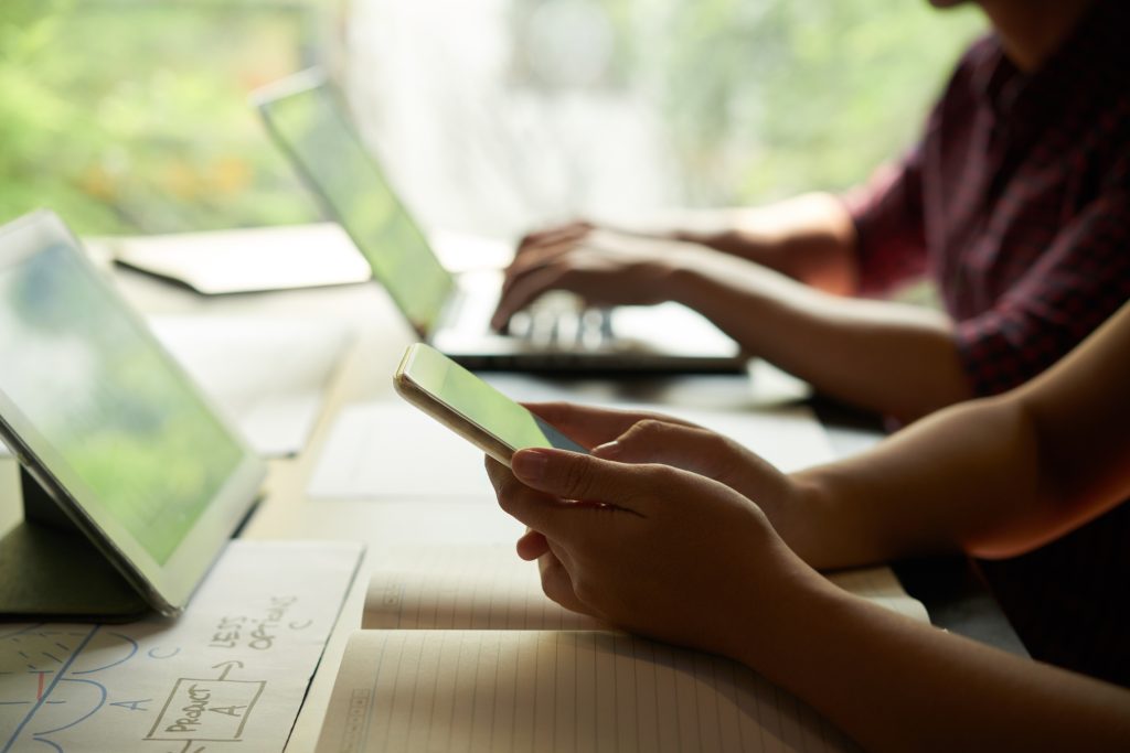 universitarios conectados a la tecnología