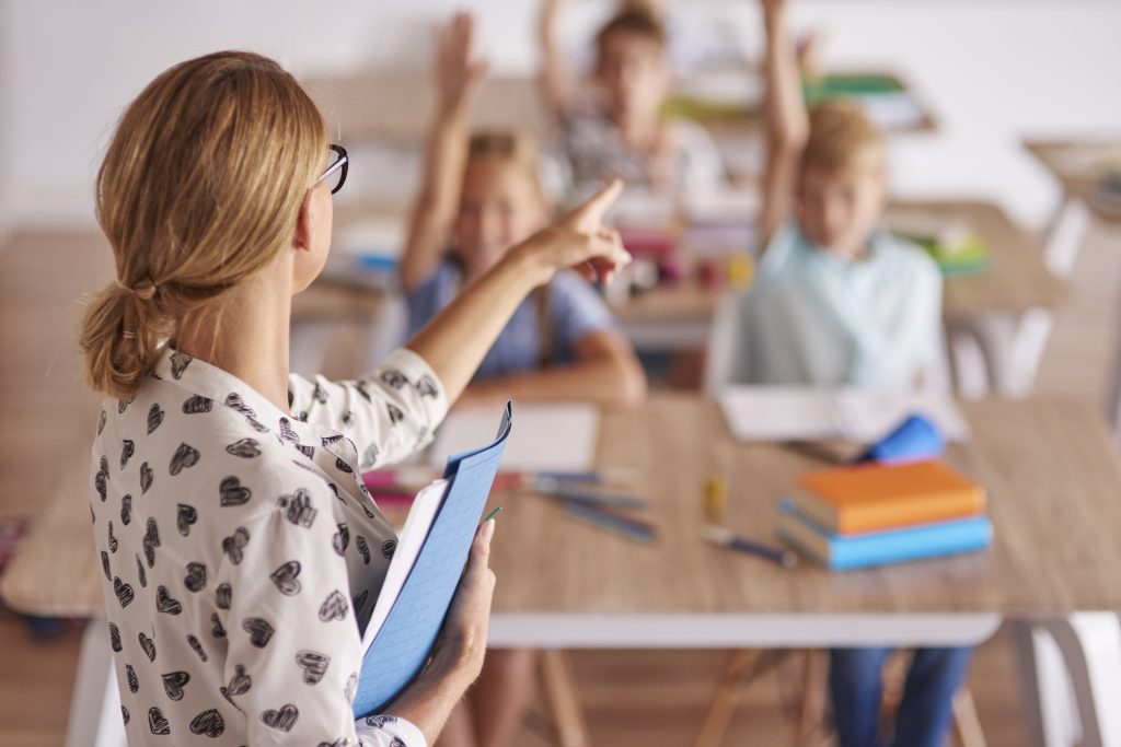La maestra y sus alumnos en clase
