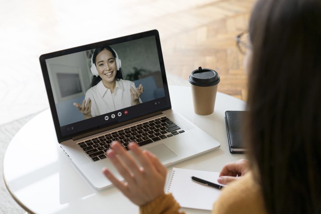 Videollamada para tener una intervención digital con su psicóloga