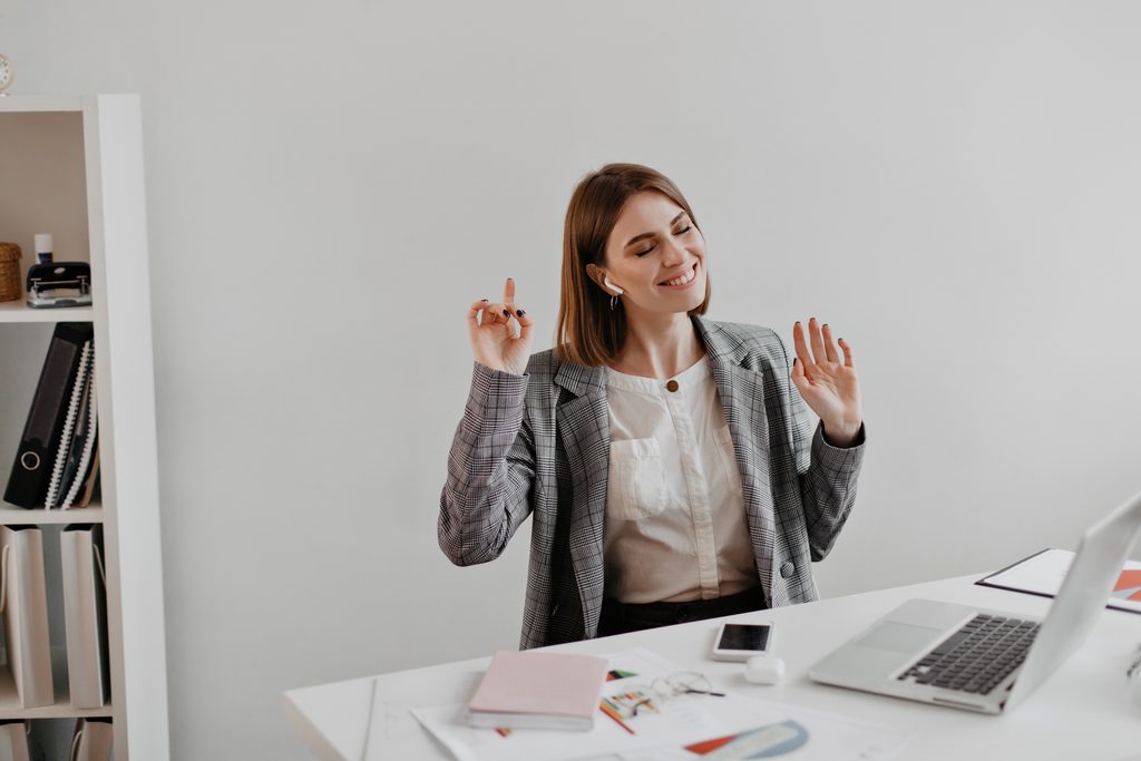 mujer trabajadora contenta en su jornada laboral