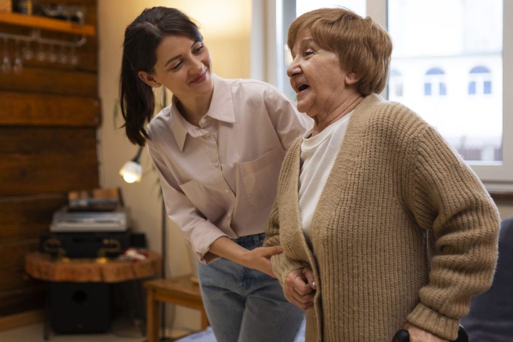 hija cuidando de su madre dependiente