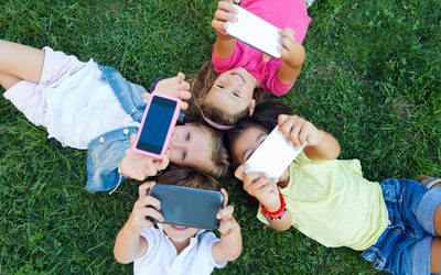 Contenidos potencialmente dañinos, discursos de odio, autolesiones y ciberbullying: riesgos de las experiencias digitales de niños, niñas y adolescentes, según EU Kids Online 2026