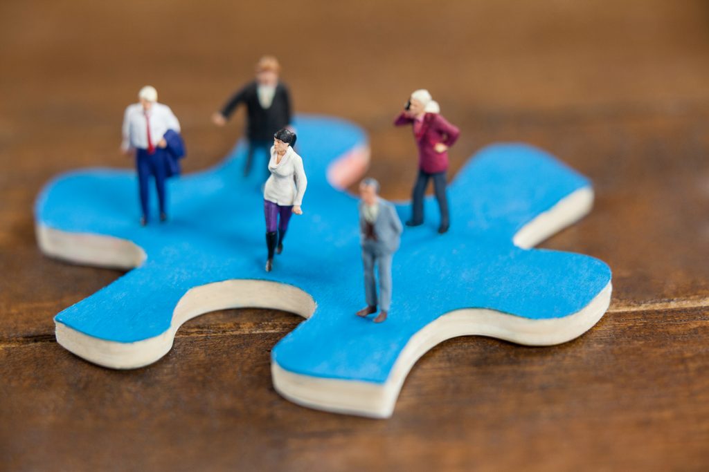 pieza de puzzle con trabajadores