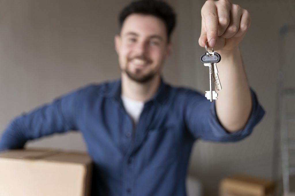 chico joven entrando en su nueva casa